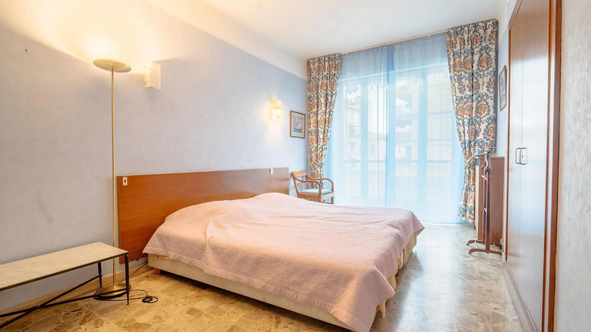 Big Apart 140M2 5Min Walk To Beach Sea &Promenade 3 Double Rooms,Big Living Room 42M2, 3 Showers,9 Beds, Free Parking ニース