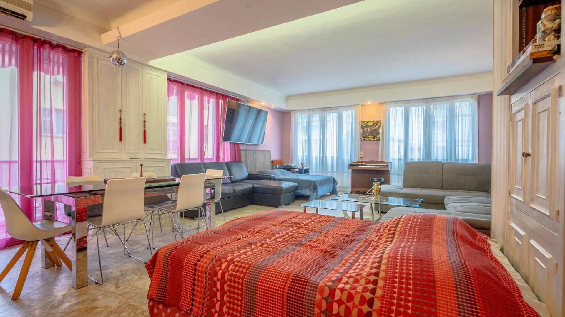 Big Apart 140M2 5Min Walk To Beach Sea &Promenade 3 Double Rooms,Big Living Room 42M2, 3 Showers,9 Beds, Free Parking ニース